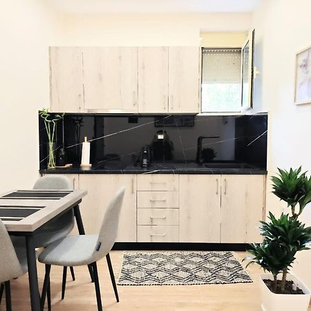 New Apartment Close To Sea And Downtown Vlora Kültér fotó